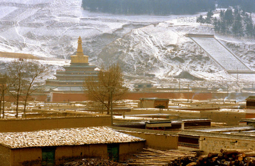无人,寺庙,竖图,俯视,室外,白天,旅游,度假,名胜古迹,山,雪,雪山,植物,大雪,标志建筑,地标,建筑,中国,亚洲,节日,遗迹,冰,积雪,山峰,雪景,冬季,冬天,山峦,燃烧,古迹,文化,文物,娱乐,建设,古建筑,树,树木,绿色,自然,香火,庙宇,祈祷,享受,休闲,健康,旅游胜地,放松,寒冷,许愿,宗教,信仰,生长,成长,纪念,祈求,冰冷,古文明,东亚,甘肃,甘肃省,夏河县,拉卜楞寺,中华人民共和国,严寒,冰凉,酷寒,凛冽,凛凛,极冷,西北地区,甘,夏河,平安,彩图,高角度拍摄,庙,寺,shcm1