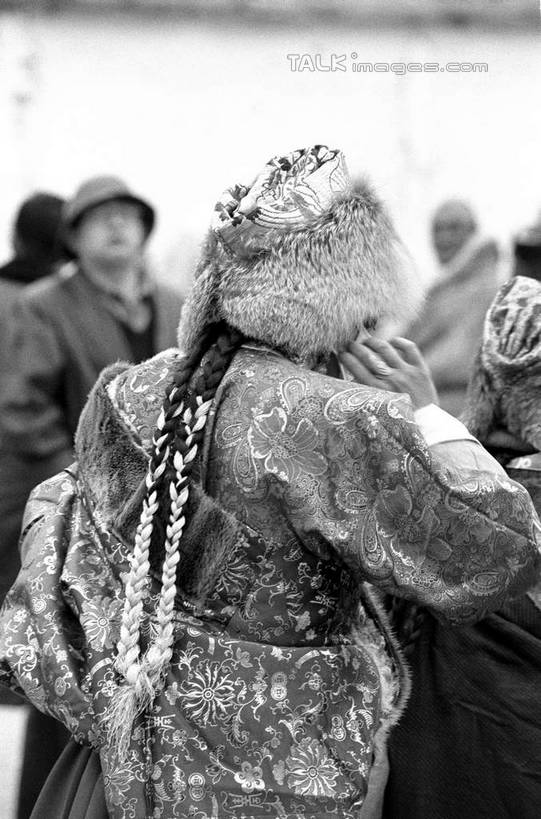 东方人,寺庙,站,竖图,黑白,室外,白天,正面,民族服装,旅游,度假,名胜古迹,标志建筑,地标,建筑,中国,亚洲,行人,游客,游人,服装,节日,遗迹,许多人,燃烧,黄种人,古迹,文化,文物,娱乐,建设,古建筑,路人,旅客,衣服,香火,庙宇,祈祷,站着,一群人,享受,休闲,健康,旅游胜地,放松,许愿,宗教,服饰,信仰,纪念,祈求,衣着,穿着,古文明,东亚,甘肃,甘肃省,夏河县,拉卜楞寺,中华人民共和国,西北地区,甘,衣饰,过客,夏河,平安,男人,男性,年轻男性,年轻女性,女人,女性,亚洲人,站立,半身,传统服装,民俗服,庙,寺,shcm1