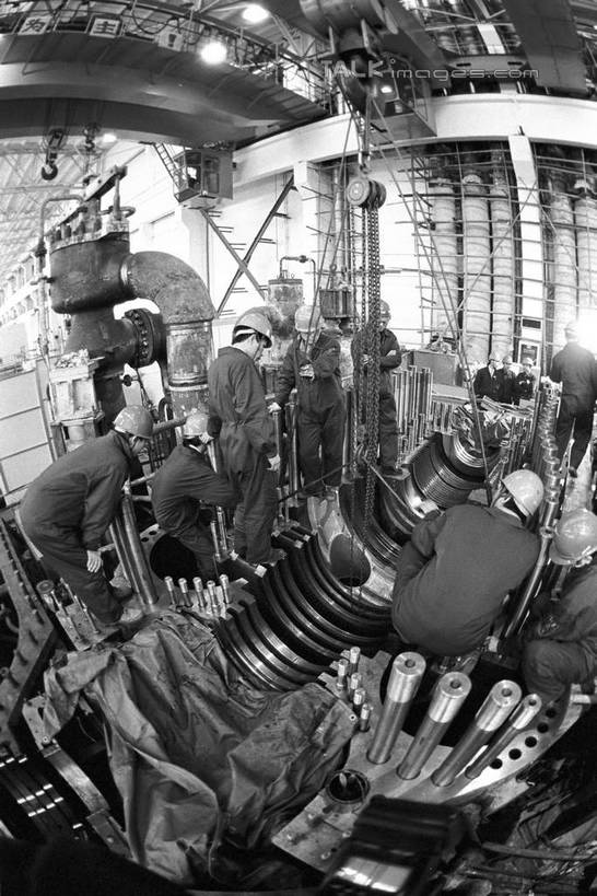 东方人,伙伴,朋友,工厂,站,竖图,俯视,黑白,室内,白天,工作服,制服,友谊,合作,团队,机器,帽子,亚洲,握,服装,头盔,许多人,拿,拿着,注视,黄种人,工人,衣服,安全帽,观察,看,站着,一群人,机械,战略,握着,服饰,观看,察看,衣着,穿着,关注,汽轮机,联合,合谋,工作制服,衣饰,配合,协作,男人,男性,年轻男性,亚洲人,员工,站立,半身,高角度拍摄,工作套服,工地,制造厂,机械工人,匠人,劳动者,体力工,动力机械,蒸汽透平,shcm1