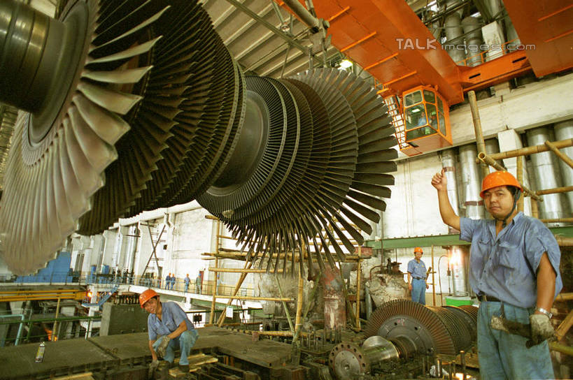 东方人,两个人,伙伴,朋友,工厂,站,举,横图,室内,白天,仰视,工作服,制服,友谊,合作,团队,机器,帽子,亚洲,握,阴影,服装,反射,头盔,影子,拿,拿着,注视,黄种人,工人,衣服,安全帽,观察,看,托,站着,机械,战略,握着,服饰,观看,察看,衣着,穿着,关注,汽轮机,联合,合谋,工作制服,衣饰,配合,协作,男人,男性,年轻男性,亚洲人,员工,举起,举手,举着,向上举,向上伸,向上托,站立,半身,彩图,低角度拍摄,工作套服,工地,制造厂,机械工人,匠人,劳动者,体力工,动力机械,蒸汽透平,shcm1