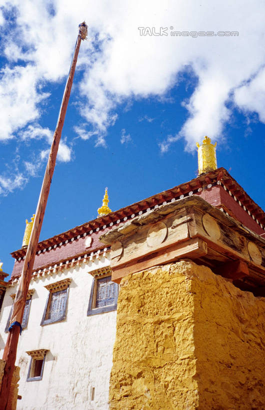 无人,寺庙,竖图,室外,白天,仰视,旅游,度假,名胜古迹,标志建筑,地标,建筑,香格里拉,中国,亚洲,阴影,节日,遗迹,光线,影子,云,云朵,燃烧,云彩,古迹,文化,文物,娱乐,建设,古建筑,迪庆,云南,蓝色,白云,蓝天,天空,阳光,香火,庙宇,天,祈祷,享受,休闲,健康,旅游胜地,放松,许愿,宗教,信仰,晴朗,纪念,祈求,古文明,东亚,中甸,松赞林寺,迪庆藏族自治州,云南省,噶丹松赞林寺,中华人民共和国,西南地区,滇,迪庆州,香格里拉县,噶丹.松赞林寺,归化寺,平安,晴空,彩图,低角度拍摄,庙,寺,shcm1