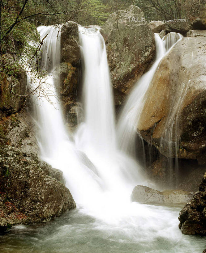 无人,竖图,室外,白天,正面,旅游,度假,石头,美景,瀑布,水,植物,中国,亚洲,飞溅,溅,石子,液体,景观,水滴,娱乐,临安,浙江,水珠,树,树木,浙江省,绿色,自然,享受,休闲,景色,放松,生长,成长,喷洒,自然风光,东亚,中华人民共和国,华东地区,浙,跌水,石块,岩石,彩图,临安市,龙岗镇,shcm1