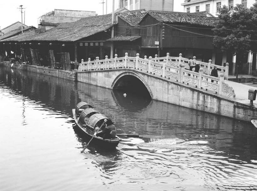 无人,家,横图,黑白,室外,白天,正面,旅游,度假,河流,石头,名胜古迹,水,植物,标志建筑,地标,建筑,船,中国,亚洲,波纹,遗迹,石子,房屋,屋子,河水,水流,桥,涟漪,古迹,文物,娱乐,建设,古建筑,石桥,浙江,楼房,拱桥,住宅,栈桥,树,树木,浙江省,倒影,水纹,天空,自然,交通工具,波浪,天,享受,休闲,旅游胜地,放松,拱形,生长,成长,人行桥,石拱桥,倒映,舟,载具,古文明,东亚,绍兴,乌篷船,中华人民共和国,华东地区,水晕,浙,绍兴市,反照,石块,房子,shcm1