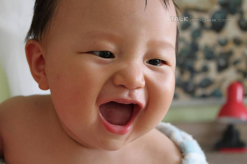 东方人,婴儿,儿童,脸,头,脸颊,一个人,笑,大笑,横图,室内,特写,白天,正面,兴奋,纯洁,亚洲,仅一个人,纺织物,扭头,注视,黄种人,裸露,肩膀,小孩,毛巾,观察,看,清洁,张嘴,转头,可爱,活泼,观看,保暖,察看,关注,宝宝,裸,张大嘴巴,透气,纯真,烂漫,无邪,防水,哈哈大笑,储水,耐磨,吸水,伶俐,天真,亚洲人,孩子,头部,脸部,脸蛋,面部,张开嘴,半身,彩图,高兴,狂笑,shcy1