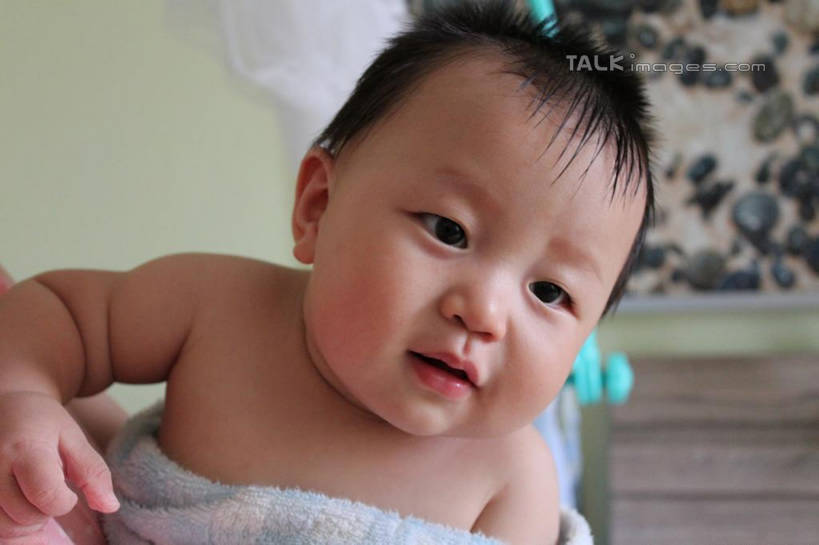 东方人,婴儿,儿童,脸,头,脸颊,一个人,笑,微笑,露齿笑,横图,室内,白天,正面,纯洁,亚洲,仅一个人,纺织物,注视,黄种人,裸露,肩膀,小孩,毛巾,观察,看,清洁,可爱,活泼,观看,保暖,察看,关注,宝宝,裸,透气,纯真,烂漫,无邪,防水,储水,耐磨,吸水,伶俐,天真,亚洲人,孩子,头部,脸部,脸蛋,面部,半身,彩图,shcy1