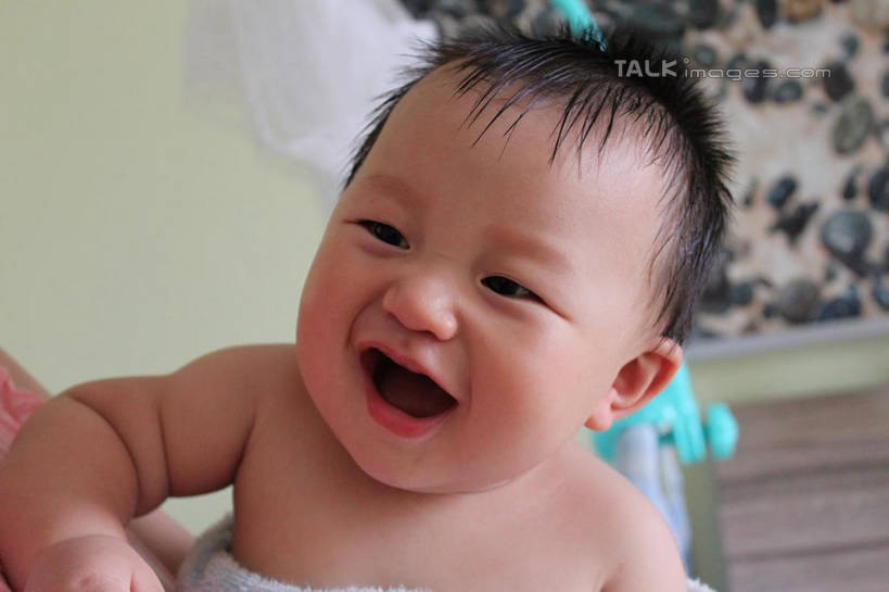 东方人,婴儿,儿童,脸,头,脸颊,一个人,笑,大笑,横图,室内,白天,正面,兴奋,纯洁,亚洲,仅一个人,纺织物,扭头,注视,黄种人,裸露,肩膀,小孩,毛巾,观察,看,清洁,张嘴,转头,可爱,活泼,观看,保暖,察看,关注,宝宝,裸,张大嘴巴,透气,纯真,烂漫,无邪,防水,哈哈大笑,储水,耐磨,吸水,伶俐,天真,亚洲人,孩子,头部,脸部,脸蛋,面部,张开嘴,半身,彩图,高兴,狂笑,shcy1