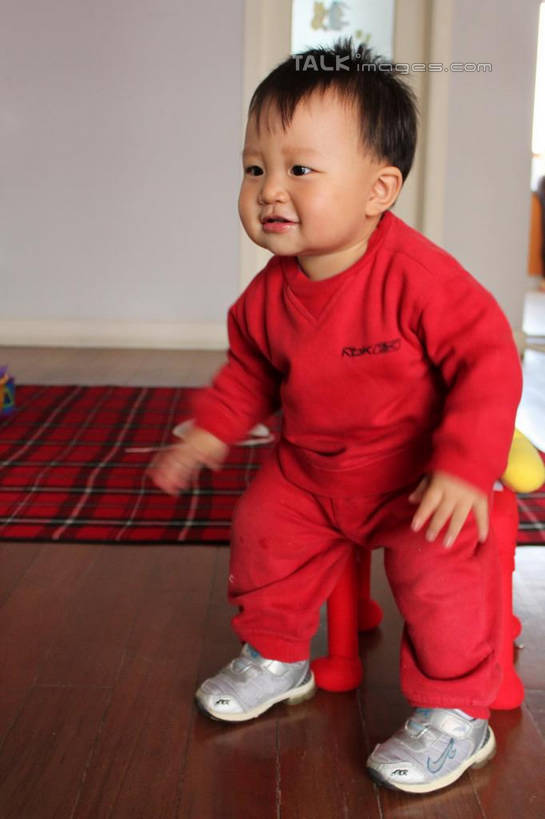 东方人,婴儿,儿童,一个人,坐,竖图,室内,白天,正面,婴儿服装,纯洁,地板,地毯,亚洲,仅一个人,服装,装饰,编织,手工艺品,墙,织物,地面,注视,黄种人,木地板,墙壁,墙面,小孩,衣服,红色,工艺品,观察,看,可爱,服饰,活泼,观看,华丽,修饰,点缀,察看,衣着,穿着,关注,宝宝,纯真,烂漫,无邪,衬托,美观,雅致,雅观,衣饰,伶俐,天真,亚洲人,孩子,坐着,彩图,全身,婴儿服,shcy1