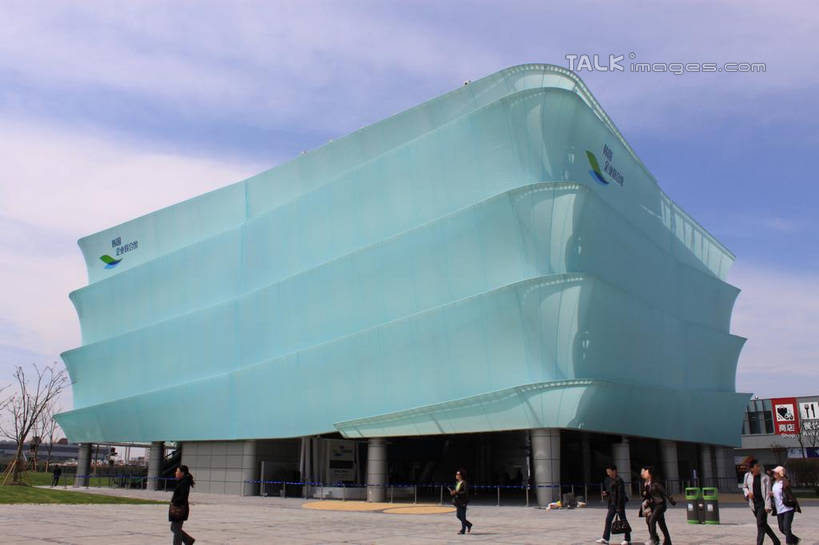 东方人,走,横图,室外,白天,仰视,度假,草地,草坪,美景,植物,城市风光,标志建筑,城市,地标,建筑,上海,中国,亚洲,行人,游客,游人,阴影,服装,光线,影子,墙,景观,云,云朵,许多人,云彩,休闲装,黄种人,娱乐,建设,路人,旅客,墙壁,墙面,草,树,树木,衣服,蓝色,绿色,白云,蓝天,天空,阳光,自然,天,一群人,享受,休闲,休闲服,上海世博馆,世博馆,韩国企业联合馆,上海世博会,世博,世博会,景色,放松,服饰,生长,晴朗,成长,申,东亚,世博园,上海市,中华人民共和国,沪,华东地区,过客,男人,男性,年轻男性,年轻女性,女人,女性,亚洲人,晴空,步行,散步,走路,半身,彩图,低角度拍摄,shcy1