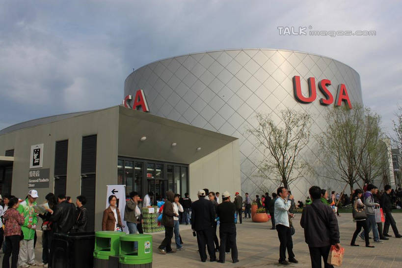 东方人,走,横图,室外,白天,仰视,度假,美景,植物,城市风光,标志建筑,城市,地标,建筑,上海,中国,亚洲,行人,游客,游人,阴影,服装,光线,英文,标志,文字,影子,字符,字母,墙,景观,云,云朵,许多人,云彩,休闲装,黄种人,娱乐,标识,建设,路人,旅客,墙壁,墙面,树,树木,衣服,蓝色,绿色,白云,蓝天,天空,阳光,自然,天,一群人,享受,休闲,休闲服,美国国家馆,上海世博馆,世博馆,上海世博会,世博,世博会,景色,放松,服饰,生长,晴朗,成长,英文字母,申,东亚,世博园,美国馆,上海市,中华人民共和国,沪,华东地区,过客,男人,男性,年轻男性,年轻女性,女人,女性,亚洲人,晴空,步行,散步,走路,半身,彩图,低角度拍摄,shcy1