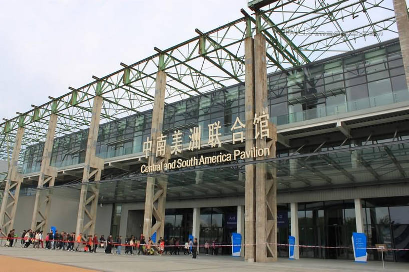 东方人,站,横图,室外,白天,仰视,度假,美景,城市风光,标志建筑,城市,地标,建筑,上海,中国,亚洲,行人,游客,游人,服装,英文,标志,文字,字符,字母,墙,景观,许多人,休闲装,黄种人,娱乐,标识,建设,路人,旅客,墙壁,墙面,衣服,天空,天,站着,一群人,享受,休闲,休闲服,中南美洲联合馆,上海世博馆,世博馆,上海世博会,世博,世博会,汉字,景色,放松,服饰,英文字母,申,中文,东亚,世博园,上海市,中华人民共和国,沪,华东地区,国文,华文,过客,男人,男性,年轻男性,年轻女性,女人,女性,亚洲人,站立,彩图,低角度拍摄,全身,联合馆,shcy1