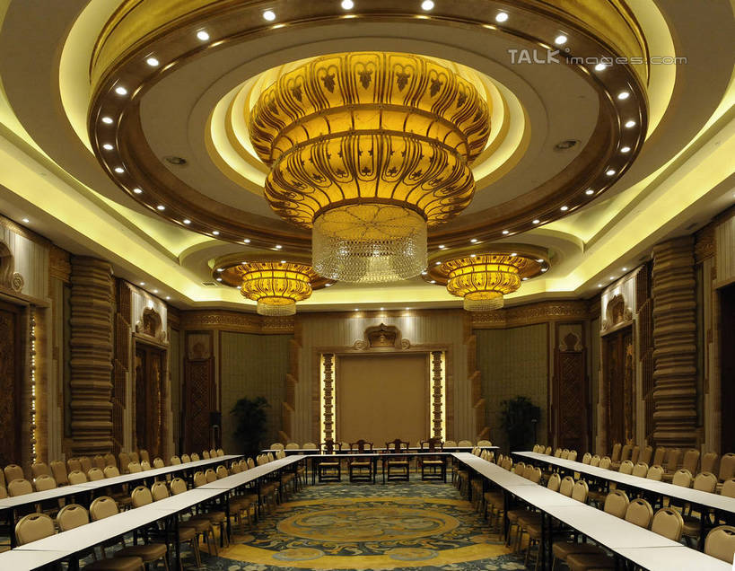 无人,横图,室内,白天,正面,旅游,度假,时尚,绘画,桌面,桌子,标志建筑,地标,建筑,椅子,木雕,照明,雕塑,中国,亚洲,阴影,节日,艺术,装饰,光线,木制,雕刻,雕像,影子,木桌,墙,灯光,水晶,文化,娱乐,建设,江苏,无锡,吊灯,水晶灯,壁画,墙壁,墙面,灯,木制品,工艺品,灯具,祈祷,享受,休闲,健康,旅游胜地,放松,许愿,宗教,佛教,信仰,纪念,华丽,修饰,祈求,照亮,美术,点缀,照明设备,高贵,主题,水晶吊灯,陈列,东亚,江苏省,灵山胜境,中华人民共和国,华东地区,苏,功能,美学,衬托,美观,雅致,雅观,水晶制品,富丽,无锡市,释教,华美,平安,画画,彩图,水晶石,滨湖区,灵山梵宫,木桌子,shgcy1