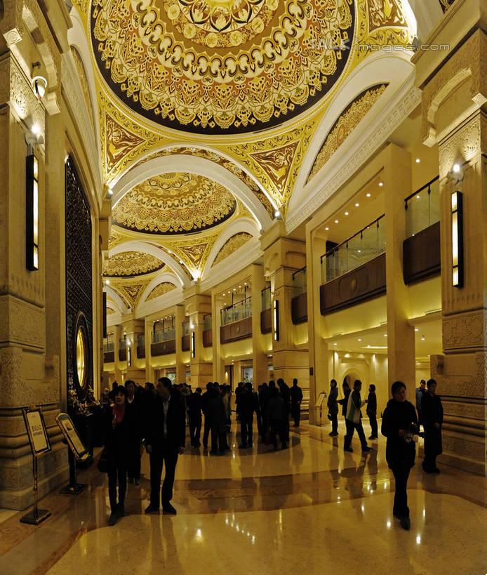 东方人,站,竖图,室内,白天,正面,旅游,度假,绘画,标志建筑,地标,建筑,照明,雕塑,中国,亚洲,行人,游客,游人,阴影,服装,节日,艺术,装饰,光线,雕刻,雕像,浮雕,影子,墙,灯光,许多人,休闲装,黄种人,文化,娱乐,建设,江苏,无锡,顶灯,路人,旅客,壁画,墙壁,墙面,灯,衣服,工艺品,灯具,祈祷,站着,一群人,享受,休闲,健康,休闲服,旅游胜地,放松,许愿,宗教,服饰,佛教,信仰,纪念,华丽,修饰,祈求,照亮,美术,点缀,照明设备,主题,陈列,东亚,江苏省,灵山胜境,中华人民共和国,华东地区,苏,功能,美学,衬托,美观,雅致,雅观,无锡市,释教,过客,平安,男人,男性,年轻男性,年轻女性,女人,女性,亚洲人,画画,站立,彩图,全身,滨湖区,灵山梵宫,shgcy1