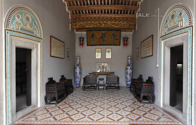 无人,家,横图,室内,白天,正面,旅游,度假,名胜古迹,门,桌面,桌子,标志建筑,地标,建筑,花瓶,椅子,雕塑,中国,亚洲,遗迹,艺术,装饰,木制,标志,雕刻,牌匾,文字,字符,陶瓷,房屋,木椅,木桌,墙,屋子,陶瓷制品,古迹,文化,文物,娱乐,标识,建设,古建筑,楼房,墙壁,墙面,住宅,木制品,瓶子,工艺品,门框,享受,休闲,汉字,旅游胜地,放松,纪念,美术,中文,主题,陈列,古文明,东亚,广东,陈慈黉故居,广东省,隆都镇,前美村,汕头市,中华人民共和国,华南地区,功能,美学,粤,国文,华文,汕头,彩图,房子,澄海,澄海区,木桌子,shgcy1