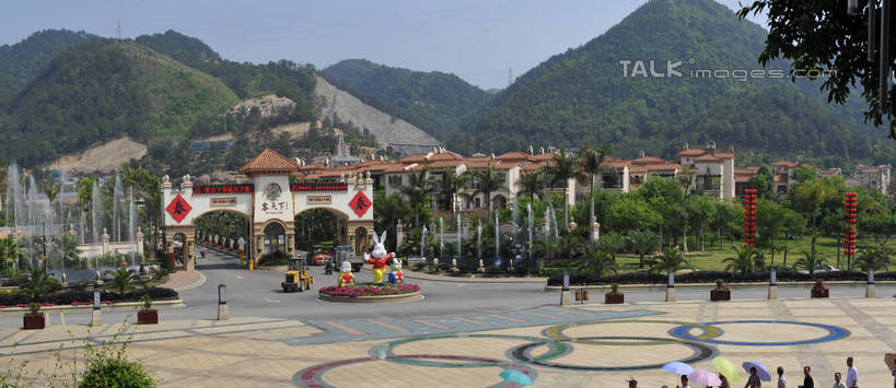 东方人,走,横图,室外,白天,正面,旅游,度假,美景,森林,山,山脉,树林,植物,中国,亚洲,行人,游客,游人,阴影,服装,光线,伞,影子,雨伞,遮阳伞,景观,山峰,山峦,许多人,休闲装,黄种人,娱乐,阳伞,路人,旅客,树,树木,衣服,蓝色,绿色,蓝天,天空,阳光,自然,群山,天,一群人,享受,休闲,休闲服,景色,放松,服饰,生长,晴朗,成长,太阳伞,自然风光,东亚,广东,广东省,梅州,梅州客天下旅游产业园,万里无云,中华人民共和国,华南地区,粤,梅州市,过客,男人,男性,年轻男性,年轻女性,女人,女性,亚洲人,晴空,晴空万里,步行,散步,走路,半身,彩图,梅江,梅江区,shgcy1