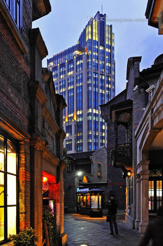 无人,高楼大厦,竖图,室外,夜晚,仰视,度假,美景,窗户,城市风光,城市,大厦,建筑,摩天大楼,夜景,上海,中国,亚洲,阴影,光线,影子,墙,景观,灯光,娱乐,建设,玻璃窗,墙壁,墙面,享受,休闲,景色,放松,新天地,申,咖啡店,咖啡屋,卢湾区,东亚,上海市,中华人民共和国,沪,华东地区,上海新天地,彩图,低角度拍摄,大楼,高层建筑,高楼,咖啡馆,摩天楼,shgcy1