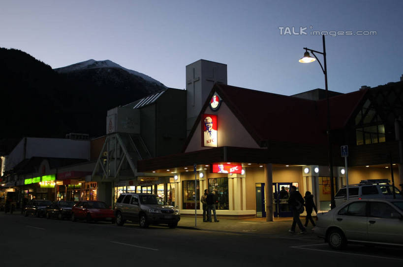 西方人,两个人,餐厅,麦当劳,走,横图,室外,夜晚,正面,度假,美景,城市风光,城市,道路,路,路灯,公路,汽车,照明,欧洲,欧洲人,行人,停靠,服装,景观,灯光,交通,注视,休闲装,娱乐,路人,车,灯,衣服,蓝色,蓝天,天空,交通工具,轿车,天,观察,看,享受,休闲,休闲服,景色,放松,服饰,观看,快餐店,照亮,察看,照明设备,关注,停泊,载具,过客,男人,男性,年轻男性,年轻女性,女人,女性,白种人,马路,步行,散步,走路,彩图,全身,餐馆,饭店,饭馆,shgzq1