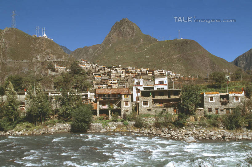 无人,家,横图,室外,白天,正面,旅游,度假,草地,草坪,河流,美景,沙滩,山,山脉,树林,水,植物,阴影,光线,沙子,影子,房屋,屋子,河岸,河水,河滩,景观,山峰,水流,公寓,沙地,山峦,娱乐,洋房,楼房,住宅,草,树,树木,蓝色,绿色,蓝天,天空,阳光,自然,群山,天,享受,休闲,景色,放松,生长,晴朗,成长,自然风光,万里无云,晴空,晴空万里,彩图,房子,shgzq1