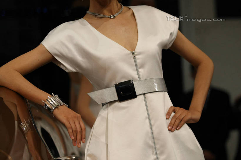 东方人,一个人,模特,站,横图,室内,白天,正面,裙子,汽车,项链,上海,中国,亚洲,仅一个年轻女性,仅一个女性,仅一个人,一辆,阴影,连衣裙,反射,影子,黄种人,腰带,手叉腰,车,装饰品,饰品,手链,首饰,交通工具,轿车,叉腰,站着,车模,展示,手镯,展览,车展,皮带,申,载具,镯子,东亚,配饰,上海市,中华人民共和国,沪,华东地区,裤带,单手叉腰,年轻女性,女人,女性,亚洲人,模特儿,站立,半身,彩图,汽车展览,shgzq1