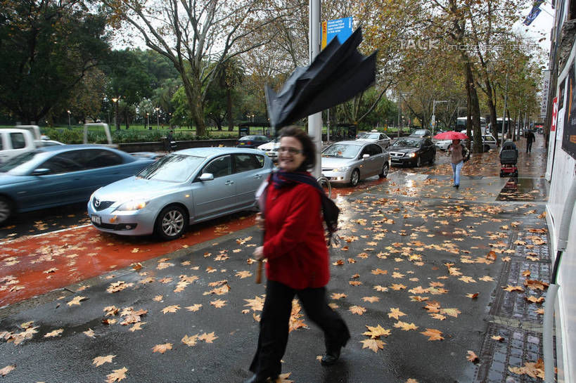 西方人,两个人,举,笑,微笑,露齿笑,横图,室外,白天,正面,秋季,植物,道路,路,公路,公共汽车,叶子,欧洲,欧洲人,行人,撑,服装,伞,眼镜,雨伞,巴士,枯叶,落叶,公交车,交通,注视,休闲装,阳伞,路人,车,树,树木,衣服,绿色,自然,交通工具,轿车,观察,看,托,休闲,休闲服,服饰,生长,成长,观看,察看,撑着,太阳伞,关注,载具,近视眼镜,过客,男人,男性,年轻男性,年轻女性,女人,女性,白种人,叶,叶片,秋,秋天,马路,举起,举手,举着,向上举,向上伸,向上托,彩图,全身,shgzq1