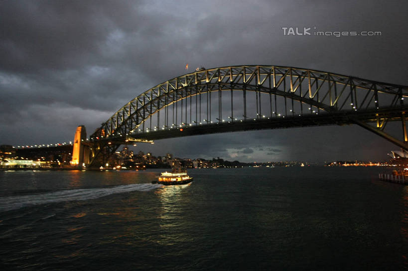 无人,高楼大厦,横图,室外,白天,正面,旅游,度假,河流,水,标志建筑,大厦,地标,建筑,摩天大楼,船,澳大利亚,阴影,波纹,飞溅,溅,光线,液体,影子,河水,水滴,水流,乌云,云,阴天,云朵,灯光,云彩,娱乐,建设,游轮,游船,水珠,水纹,天空,船尾波,交通工具,邮轮,波浪,天,驾驶,行驶,享受,休闲,旅游胜地,放松,操纵,控制,昏暗,阴沉,喷洒,载具,大洋洲,悉尼,澳洲,操控,悉尼大桥,海港大桥,悉尼海港大桥,南方大陆,首府,把持,澳大利亚联邦,雪梨,旅游船,新州,新南威尔士,新南威尔士州,彩图,大楼,高层建筑,高楼,摩天楼,shgzq1