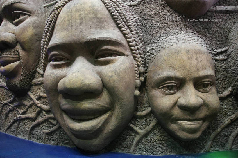 西方人,无人,三个人,站,笑,微笑,露齿笑,横图,室内,白天,正面,旅游,度假,标志建筑,地标,建筑,雕塑,上海,欧洲,非洲,中国,黑人,欧洲人,亚洲,阴影,艺术,装饰,反射,雕刻,雕像,影子,注视,娱乐,建设,石雕,工艺品,观察,看,站着,享受,休闲,上海世博馆,世博馆,上海世博会,世博,世博会,旅游胜地,放松,观看,纪念,美术,申,察看,关注,主题,陈列,东亚,非洲联合馆,世博园,上海市,中华人民共和国,沪,华东地区,功能,美学,男人,男性,年轻男性,年轻女性,女人,女性,非洲人,站立,半身,彩图,联合馆,shgzq1