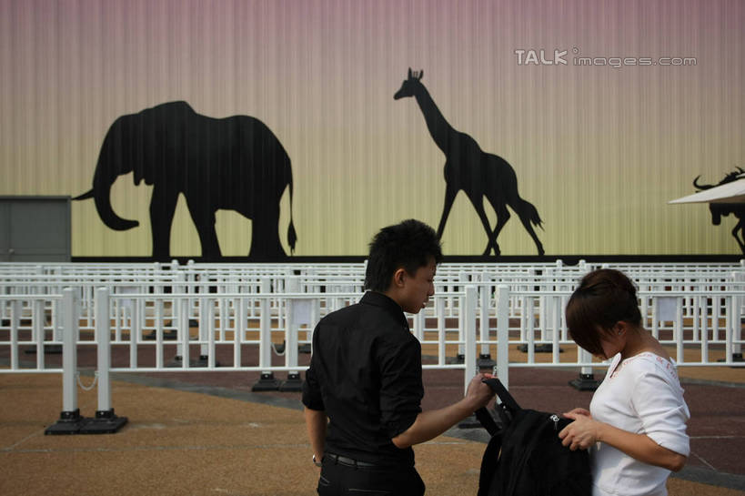 东方人,两个人,栏杆,站,横图,室外,白天,爱情,旅游,度假,标志建筑,地标,建筑,哺乳动物,长颈鹿,大象,野生动物,上海,中国,亚洲,握,服装,包,皮包,墙,围栏,非洲象,浪漫,注视,休闲装,黄种人,娱乐,建设,护栏,墙壁,墙面,背面,衣服,白色,黑色,动物,低头,观察,看,站着,两只,享受,休闲,温暖,温馨,休闲服,上海世博馆,世博馆,上海世博会,世博,世博会,旅游胜地,恩爱,放松,握着,恋人,服饰,活泼,观看,单肩包,申,和睦,察看,关注,东亚,非洲联合馆,世博园,上海市,中华人民共和国,沪,华东地区,男人,男性,年轻男性,年轻女性,女人,女性,亚洲人,情侣,象,站立,半身,彩图,联合馆,伴侣,融洽,shgzq1