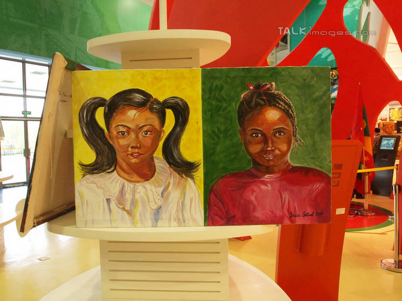 西方人,儿童,无人,两个人,站,笑,微笑,横图,室内,白天,正面,旅游,度假,绘画,纯洁,标志建筑,地标,建筑,油画,上海,欧洲,非洲,中国,黑人,欧洲人,亚洲,服装,艺术,墙,古典,注视,休闲装,文化,娱乐,建设,墙壁,墙面,小孩,衣服,工艺品,观察,看,品味,站着,享受,休闲,休闲服,上海世博馆,世博馆,上海世博会,世博,世博会,旅游胜地,放松,可爱,童年,童趣,服饰,观看,美术,申,察看,高雅,关注,童真,东亚,烂漫,无邪,世博园,上海市,中华人民共和国,沪,华东地区,美学,天真,女孩,女人,女性,非洲人,亚洲人,站立,半身,彩图,联合馆,太平洋联合国馆,女生,shgzq1