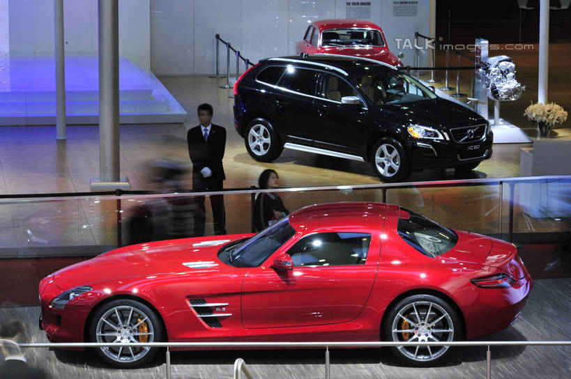 东方人,三个人,商务人士,商务男性,栏杆,站,走,横图,室内,白天,正面,衬衫,旅游,度假,安全,标志建筑,地标,建筑,汽车,上海,中国,亚洲,行人,游客,游人,停靠,阴影,套装,朦胧,模糊,光线,影子,围栏,灯光,防护,领带,注视,黄种人,娱乐,建设,浦东,护栏,路人,旅客,车,红色,黑色,手套,交通工具,轿车,观察,看,站着,享受,休闲,展示,旅游胜地,放松,搭,观看,展览,车展,保护,申,察看,象征,庄重,搭着,关注,停泊,载具,保险,商务装,身份,工薪阶层,浦东新区,东亚,上海新国际博览中心,上海市,龙阳路,中华人民共和国,沪,华东地区,保全,周全,安稳,安定,正式,地位,防护手套,过客,平安,男人,男性,年轻男性,年轻女性,女人,女性,亚洲人,白领,上班族,步行,站立,走路,彩图,全身,衬衣,汽车展览,沃尔沃,shlbh1