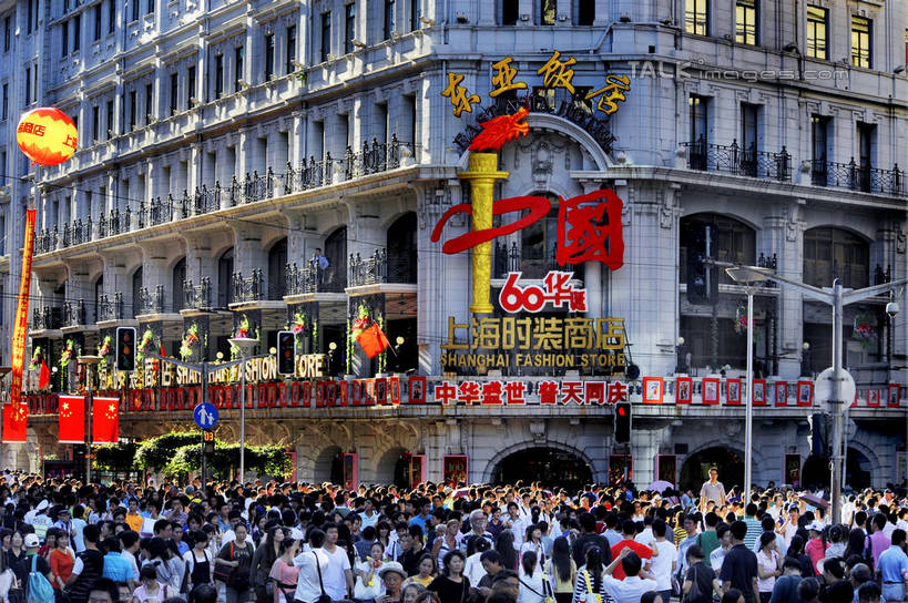 东方人,餐厅,站,走,横图,室外,白天,正面,旅游,度假,窗户,标志建筑,地标,建筑,上海,中国,亚洲,行人,游客,游人,阴影,服装,装饰,光线,英文,标志,数字,文字,影子,字符,塑料,字母,许多人,注视,休闲装,黄种人,娱乐,标识,建设,路人,旅客,玻璃窗,衣服,阳光,气球,塑料制品,南京路,观察,看,站着,一群人,享受,休闲,休闲服,汉字,橡胶,旅游胜地,放松,阿拉伯数字,服饰,南京路步行街,观看,英文字母,华丽,修饰,点缀,申,察看,关注,中文,橡胶制品,黄浦区,东亚,东亚饭店,上海市,中华人民共和国,沪,华东地区,衬托,美观,雅致,雅观,国文,华文,过客,男人,男性,年轻男性,年轻女性,女人,女性,亚洲人,步行,散步,站立,走路,半身,彩图,餐馆,饭店,饭馆,shlbh1