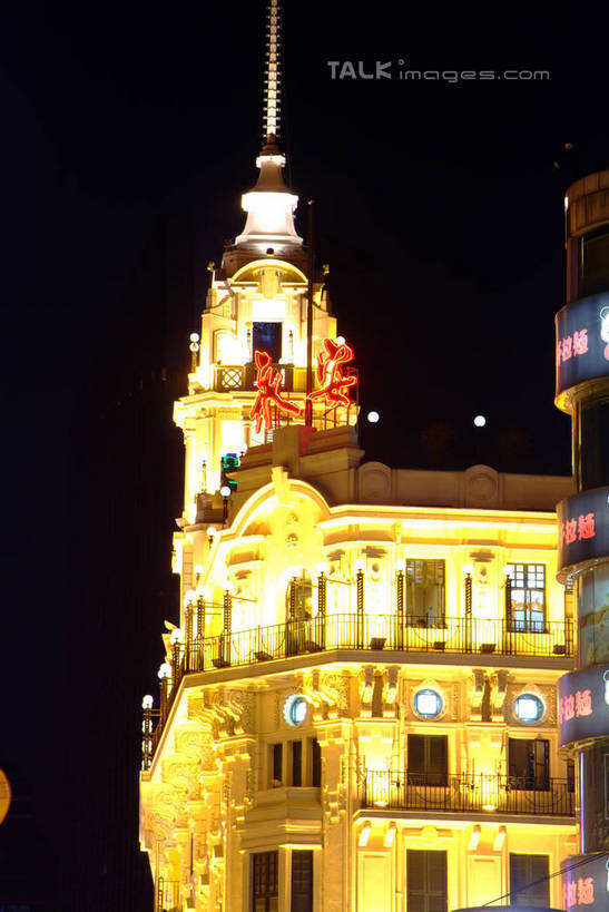 无人,商店,栏杆,竖图,室外,夜晚,正面,购物,旅游,度假,消费,标志建筑,超市,地标,建筑,商场,夜景,照明,上海,中国,亚洲,阴影,光线,壁灯,标志,文字,影子,字符,围栏,灯光,娱乐,标识,建设,护栏,灯,灯具,南京路,享受,休闲,汉字,旅游胜地,放松,金融,百货,永安百货,南京路步行街,照亮,申,照明设备,中文,选购,贸易,百货公司,黄浦区,东亚,上海市,中华人民共和国,沪,华东地区,血拼,国文,华文,彩图,购物商场,购物中心,商业中心,永安,shlbh1