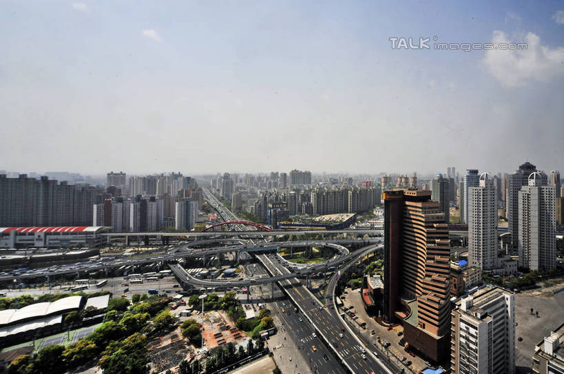 无人,家,高楼大厦,横图,室外,白天,正面,度假,美景,城市风光,城市,大厦,道路,建筑,路,摩天大楼,公路,汽车,上海,中国,亚洲,阴影,光线,影子,房屋,屋子,景观,云,云朵,高架,公寓,建筑群,分界线,停车线,交通,云彩,娱乐,建设,洋房,楼房,盘旋,住宅,车,蓝色,白云,蓝天,天空,阳光,交通工具,轿车,天,享受,休闲,景色,放松,晴朗,车行道,车行道分界线,申,载具,标线,回旋,高架桥,东亚,上海体育馆,扭转,车行线,徐汇区,上海大舞台,华亭宾馆,上海市,高架道路,跨线桥,中华人民共和国,沪,华东地区,晴空,彩图,房子,大楼,高层建筑,高楼,摩天楼,上海华亭宾馆,万人体育馆,shlbh1