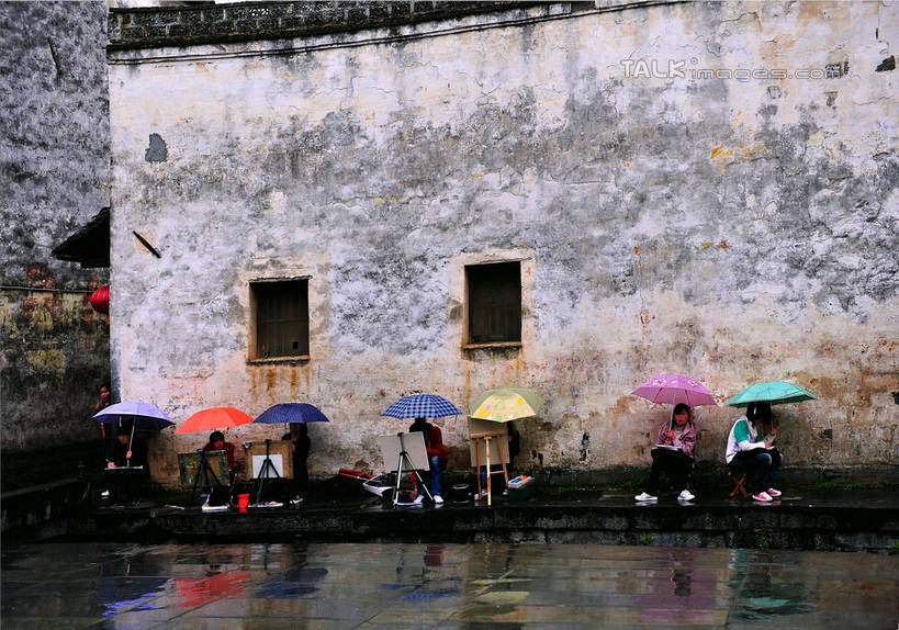 东方人,坐,横图,彩色,室外,白天,正面,旅游,度假,名胜古迹,雨,窗户,标志建筑,地标,建筑,亚洲,遗迹,板凳,伞,雨伞,墙,地面,许多人,黄种人,古迹,文物,娱乐,阳伞,建设,古建筑,画架,玻璃窗,墙壁,墙面,红色,绿色,紫色,一群人,享受,休闲,旅游胜地,放松,潮湿,细雨,写生,古文明,湿润,男人,男性,年轻男性,年轻女性,女人,女性,亚洲人,小雨,画画,坐着,彩图,全身,shlmx1