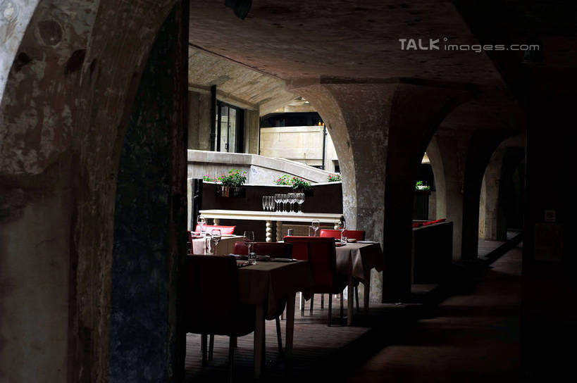 无人,餐厅,横图,室内,白天,正面,旅游,度假,美景,植物,餐桌,桌子,城市风光,城市,杯子,餐具,椅子,布料,高脚杯,盆栽,墙,景观,盆景,红酒杯,地面,布纹,娱乐,墙壁,墙面,玻璃制品,桌布,绿色,自然,餐巾,酒杯,台布,享受,休闲,景色,放松,生长,成长,餐台,玻璃杯,进餐用具,烹调用具,彩图,餐馆,饭店,饭馆,shlmx1