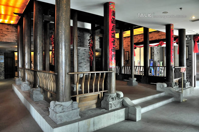 无人,栏杆,横图,室内,白天,正面,旅游,度假,绘画,楼梯,标志建筑,地标,建筑,哺乳动物,野生动物,狮子,雕塑,对联,一排,艺术,整齐,装饰,并列,并排,标志,雕刻,雕像,浮雕,文字,柱子,字符,手工艺品,阶梯,围栏,文化,娱乐,标识,建设,护栏,台阶,排列,动物,工艺品,享受,休闲,汉字,旅游胜地,放松,纪念,春联,美术,高雅,队列,中国文化,中文,主题,平行,凶猛,陈列,功能,美学,自信心,品位,国文,华文,残暴,凶残,画画,彩图,对子,楹联,shlyb1