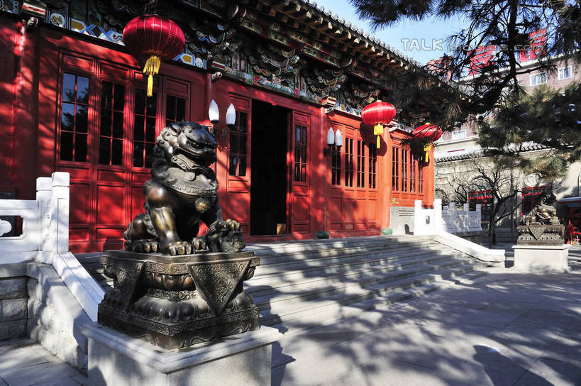 无人,寺庙,栏杆,坐,横图,室外,白天,正面,旅游,度假,植物,楼梯,标志建筑,地标,建筑,哺乳动物,野生动物,狮子,照明,雕塑,吊挂,悬挂,阴影,节日,艺术,装饰,光线,灯笼,雕刻,雕像,扶手,影子,纸灯笼,阶梯,燃烧,挂,注视,文化,娱乐,建设,护栏,台阶,树,树木,蓝色,绿色,蓝天,天空,阳光,自然,动物,香火,工艺品,灯具,庙宇,天,观察,看,祈祷,张嘴,享受,休闲,健康,旅游胜地,放松,许愿,宗教,信仰,生长,晴朗,成长,观看,纪念,华丽,修饰,祈求,照亮,美术,点缀,察看,照明设备,关注,主题,凶猛,陈列,张大嘴巴,万里无云,功能,美学,衬托,美观,雅致,雅观,残暴,平安,凶残,晴空,晴空万里,张开嘴,坐着,彩图,全身,庙,寺,shlyb1