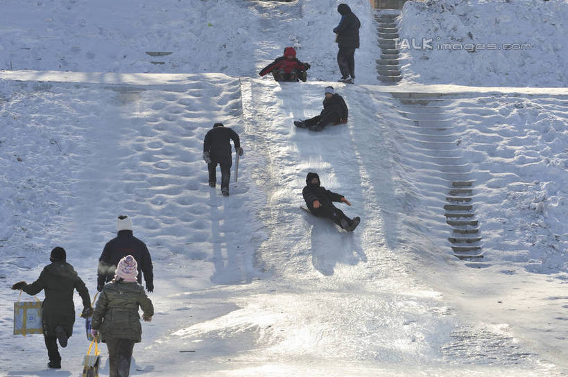 东方人,体育馆,运动场,站,坐,笑,微笑,露齿笑,横图,俯视,室外,白天,旅游,度假,美景,雪,大雪,中国,亚洲,行人,游客,游人,奔驰,阴影,服装,光线,影子,积雪,景观,雪景,冬季,冬天,许多人,注视,黄种人,娱乐,体育场,路人,旅客,车,衣服,阳光,自然,交通工具,奔跑,观察,看,站着,一群人,享受,休闲,滑雪场,温暖,景色,放松,寒冷,服饰,观看,保暖,黑,雪橇,察看,御寒,关注,自然风光,载具,雪橇车,滑雪服,东亚,黑龙江,黑龙江省,佳木斯,中华人民共和国,运动馆,严寒,东北地区,佳木斯市,过客,竞技服,旅游服,冬装,男人,男性,年轻男性,年轻女性,女人,女性,亚洲人,站立,坐着,半身,彩图,高角度拍摄,shlyb1