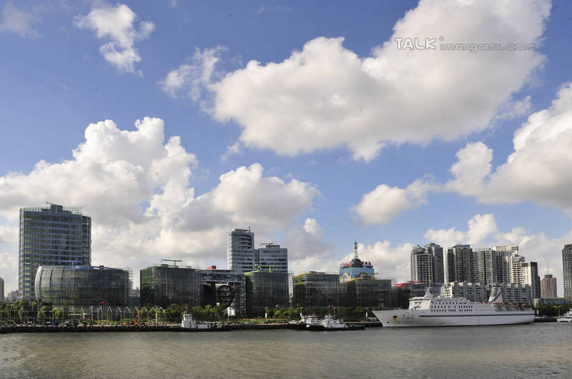 无人,高楼大厦,横图,全景,室外,白天,正面,度假,河流,美景,水,天际线,植物,城市风光,城市,大厦,建筑,轮船,摩天大楼,船,上海,中国,亚洲,阴影,波纹,光线,影子,河水,景观,水流,云,云朵,涟漪,云彩,娱乐,建设,虹口区,树,树木,蓝色,绿色,白云,倒影,蓝天,水纹,天空,阳光,自然,交通工具,波浪,天,享受,休闲,景色,放松,生长,晴朗,成长,申,倒映,载具,北外滩,东亚,上海市,中华人民共和国,沪,华东地区,水晕,反照,晴空,彩图,大楼,高层建筑,高楼,摩天楼,shlyb1