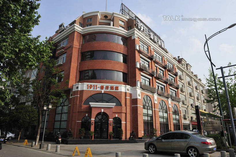 无人,家,横图,室外,白天,仰视,旅游,度假,美景,植物,城市风光,城市,道路,建筑,路,路灯,公路,汽车,照明,武汉,中国,亚洲,阴影,光线,影子,房屋,屋子,景观,云,云朵,公寓,灯光,交通,云彩,娱乐,建设,洋房,楼房,住宅,车,灯,树,树木,蓝色,绿色,白云,蓝天,天空,阳光,自然,交通工具,轿车,天,享受,休闲,景色,放松,生长,晴朗,成长,照亮,照明设备,载具,东亚,湖北,湖北省,武昌区,武汉市,武昌,中华人民共和国,省会,华中地区,鄂,晴空,马路,彩图,低角度拍摄,房子,shlyb1