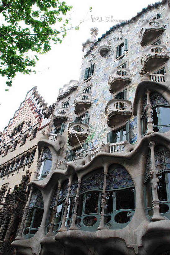 无人,家,竖图,室外,白天,仰视,旅游,度假,美景,植物,窗户,城市风光,城市,建筑,西班牙,欧洲,巴塞罗那,一排,整齐,并列,并排,房屋,屋子,景观,公寓,娱乐,建设,洋房,楼房,巴特约之家,玻璃窗,住宅,树,树木,排列,绿色,自然,享受,休闲,景色,放松,生长,成长,队列,南欧,平行,格拉西亚大道,首府,加泰罗尼亚,西班牙王国,彩图,低角度拍摄,房子,不和谐街区,扩展区,shqxy1