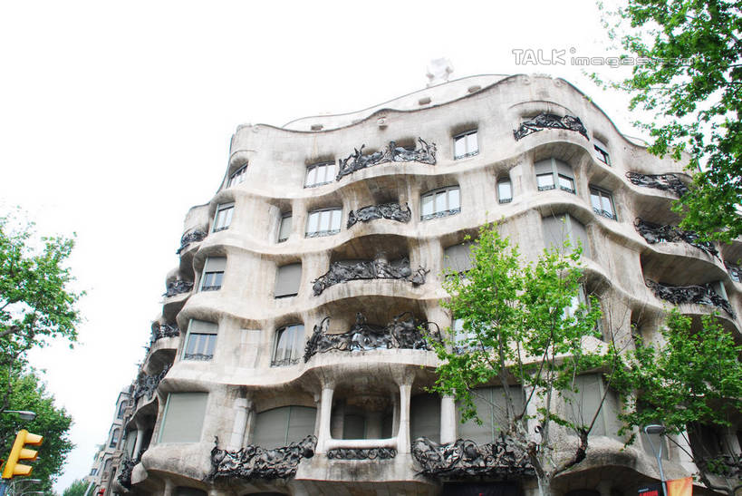 无人,家,横图,室外,白天,仰视,旅游,度假,美景,植物,窗户,城市风光,城市,建筑,西班牙,欧洲,巴塞罗那,一排,许多,整齐,并列,并排,房屋,屋子,景观,公寓,很多,娱乐,建设,洋房,楼房,米拉之家,玻璃窗,住宅,树,树木,排列,绿色,自然,享受,休闲,景色,放松,生长,成长,队列,南欧,平行,格拉西亚大道,首府,加泰罗尼亚,西班牙王国,彩图,低角度拍摄,房子,扩展区,shqxy1