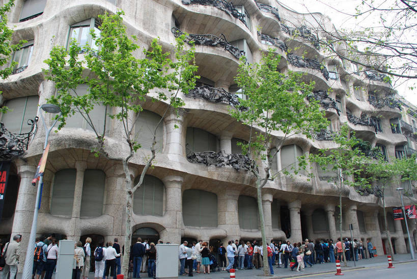 西方人,家,走,横图,室外,白天,仰视,旅游,度假,美景,植物,窗户,城市风光,城市,道路,建筑,路,公路,西班牙,欧洲,巴塞罗那,欧洲人,一排,许多,行人,游客,游人,服装,整齐,并列,并排,房屋,屋子,景观,公寓,交通,很多,许多人,注视,休闲装,娱乐,建设,洋房,楼房,米拉之家,路人,旅客,玻璃窗,住宅,树,树木,排列,衣服,绿色,自然,观察,看,一群人,享受,休闲,休闲服,景色,放松,服饰,生长,成长,观看,察看,队列,关注,南欧,平行,格拉西亚大道,首府,加泰罗尼亚,西班牙王国,过客,男人,男性,年轻男性,年轻女性,女人,女性,白种人,马路,步行,散步,走路,半身,彩图,低角度拍摄,房子,扩展区,shqxy1