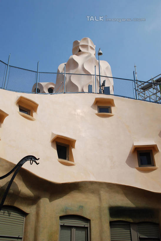 无人,家,竖图,室外,白天,仰视,旅游,度假,美景,城市风光,城市,建筑,雕塑,西班牙,欧洲,巴塞罗那,阴影,艺术,装饰,光线,雕刻,雕像,影子,房屋,屋子,景观,公寓,娱乐,建设,洋房,楼房,米拉之家,住宅,蓝色,蓝天,天空,阳光,工艺品,天,享受,休闲,景色,放松,晴朗,纪念,美术,南欧,主题,陈列,格拉西亚大道,万里无云,首府,加泰罗尼亚,西班牙王国,功能,美学,晴空,晴空万里,彩图,低角度拍摄,房子,扩展区,shqxy1