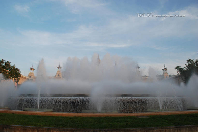 无人,宫殿,横图,室外,白天,仰视,度假,美景,植物,城市风光,城市,喷泉,西班牙,欧洲,巴塞罗那,阴影,飞溅,溅,光线,液体,影子,堡垒,城堡,景观,水滴,云,云朵,云彩,文化,娱乐,西班牙广场,水珠,树,树木,蓝色,绿色,白云,蓝天,天空,阳光,自然,天,品味,享受,休闲,景色,放松,生长,晴朗,成长,宫廷,要塞,南欧,喷洒,水景,首府,加泰罗尼亚,西班牙王国,美观,王宫,设防,设计,晴空,彩图,低角度拍摄,皇宫,蒙特惠奇山,shqxy1