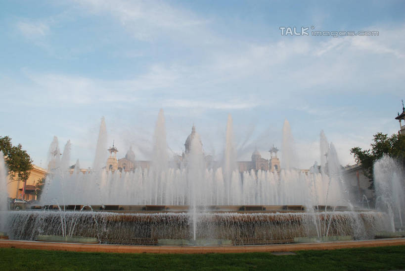 无人,宫殿,横图,室外,白天,仰视,度假,美景,植物,城市风光,城市,喷泉,西班牙,欧洲,巴塞罗那,阴影,飞溅,溅,光线,液体,影子,堡垒,城堡,景观,水滴,云,云朵,云彩,文化,娱乐,西班牙广场,水珠,树,树木,蓝色,绿色,白云,蓝天,天空,阳光,自然,天,品味,享受,休闲,景色,放松,生长,晴朗,成长,宫廷,要塞,南欧,喷洒,水景,首府,加泰罗尼亚,西班牙王国,美观,王宫,设防,设计,晴空,彩图,低角度拍摄,皇宫,蒙特惠奇山,shqxy1