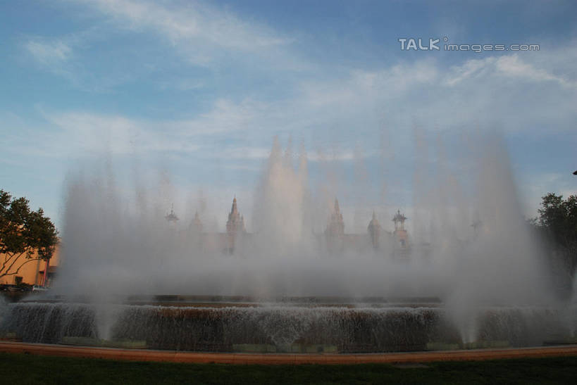 无人,宫殿,横图,室外,白天,仰视,度假,美景,植物,城市风光,城市,喷泉,西班牙,欧洲,巴塞罗那,阴影,飞溅,溅,光线,液体,影子,堡垒,城堡,景观,水滴,云,云朵,云彩,文化,娱乐,西班牙广场,水珠,树,树木,蓝色,绿色,白云,蓝天,天空,阳光,自然,天,品味,享受,休闲,景色,放松,生长,晴朗,成长,宫廷,要塞,南欧,喷洒,水景,首府,加泰罗尼亚,西班牙王国,美观,王宫,设防,设计,晴空,彩图,低角度拍摄,皇宫,蒙特惠奇山,shqxy1
