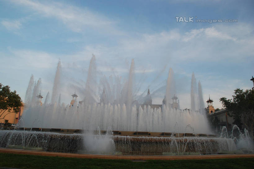 无人,宫殿,横图,室外,白天,仰视,度假,美景,植物,城市风光,城市,喷泉,西班牙,欧洲,巴塞罗那,阴影,飞溅,溅,光线,液体,影子,堡垒,城堡,景观,水滴,云,云朵,云彩,文化,娱乐,西班牙广场,水珠,树,树木,蓝色,绿色,白云,蓝天,天空,阳光,自然,天,品味,享受,休闲,景色,放松,生长,晴朗,成长,宫廷,要塞,南欧,喷洒,水景,首府,加泰罗尼亚,西班牙王国,美观,王宫,设防,设计,晴空,彩图,低角度拍摄,皇宫,蒙特惠奇山,shqxy1