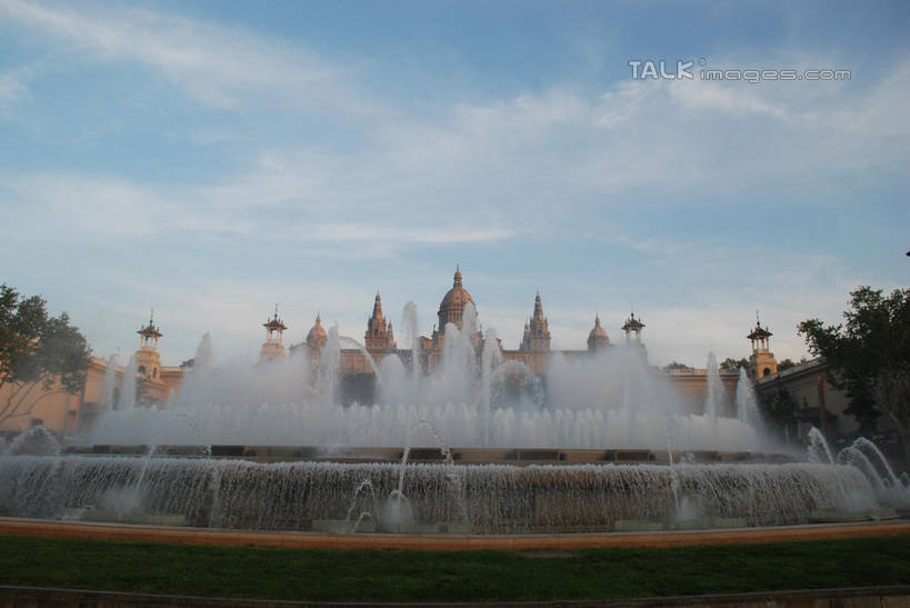 无人,宫殿,横图,室外,白天,仰视,度假,美景,植物,城市风光,城市,喷泉,西班牙,欧洲,巴塞罗那,阴影,飞溅,溅,光线,液体,影子,堡垒,城堡,景观,水滴,云,云朵,云彩,文化,娱乐,西班牙广场,水珠,树,树木,蓝色,绿色,白云,蓝天,天空,阳光,自然,天,品味,享受,休闲,景色,放松,生长,晴朗,成长,宫廷,要塞,南欧,喷洒,水景,首府,加泰罗尼亚,西班牙王国,美观,王宫,设防,设计,晴空,彩图,低角度拍摄,皇宫,蒙特惠奇山,shqxy1