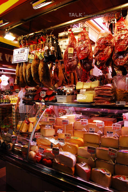 无人,商店,竖图,室内,白天,正面,一堆,许多,吊挂,悬挂,阴影,堆叠,堆积,光线,影子,灯光,肉,很多,挂,商铺,火腿,猪肉,肉类,腌制,堆,肉食,豚肉,市肆,商号,熏制,火肉,兰熏,猪腿,彩图,店铺,肉店,shqxy1