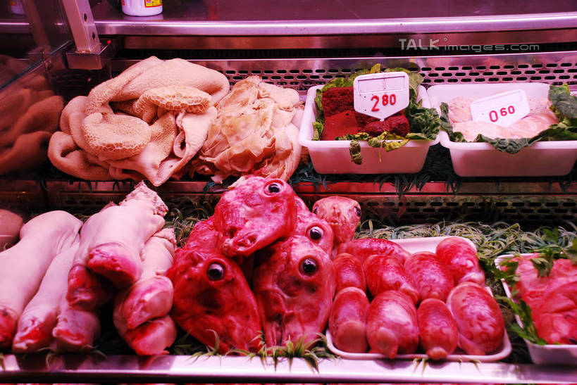 无人,商店,横图,室内,白天,正面,窗户,落地窗,橱窗,一堆,许多,堆叠,堆积,肉,很多,商铺,火腿,猪肉,肉类,玻璃窗,腌制,堆,肉食,豚肉,玻璃橱窗,市肆,商号,熏制,火肉,兰熏,猪腿,彩图,店铺,肉店,shqxy1