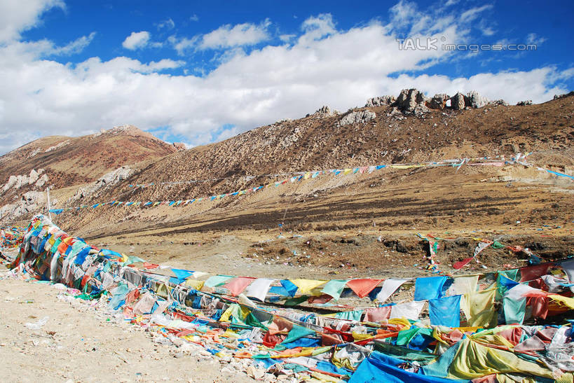 无人,横图,彩色,室外,白天,正面,旅游,度假,石头,美景,山,山脉,中国,亚洲,阴影,光线,石子,影子,景观,山顶,山峰,云,云朵,山峦,云彩,娱乐,芒康,西藏,经幡,蓝色,白云,蓝天,天空,阳光,自然,群山,天,享受,休闲,景色,放松,晴朗,自然风光,藏,东亚,西藏自治区,风马旗,中华人民共和国,西南地区,颠峰,极峰,石块,晴空,彩图,芒康县,shqxy1